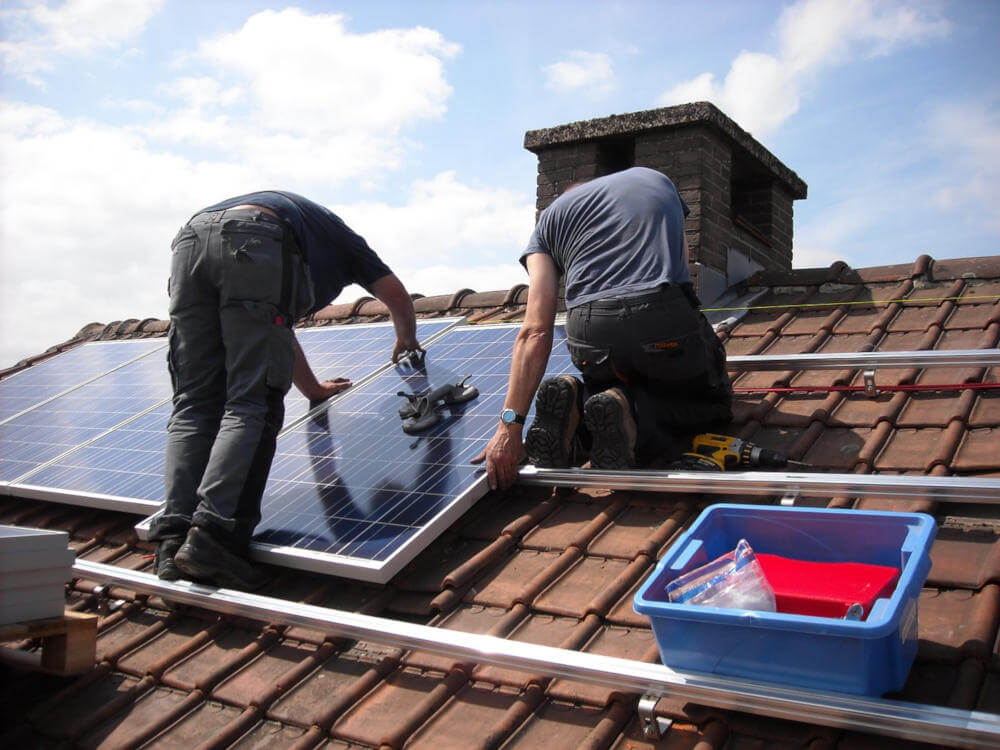 instalación de paneles solares en una cubierta de teja