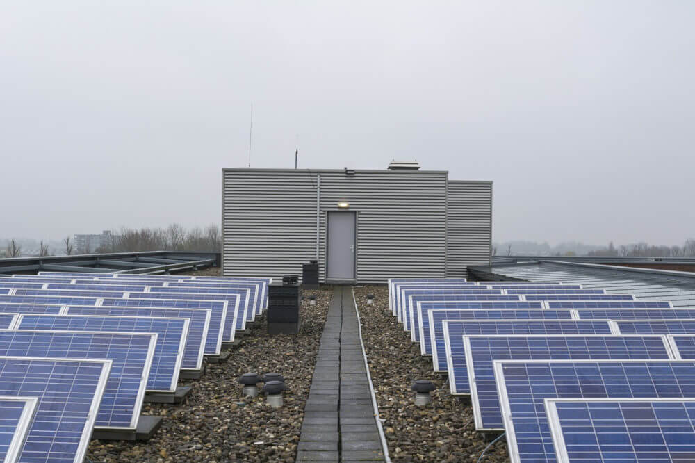 placas solares en la azotea de un edificio