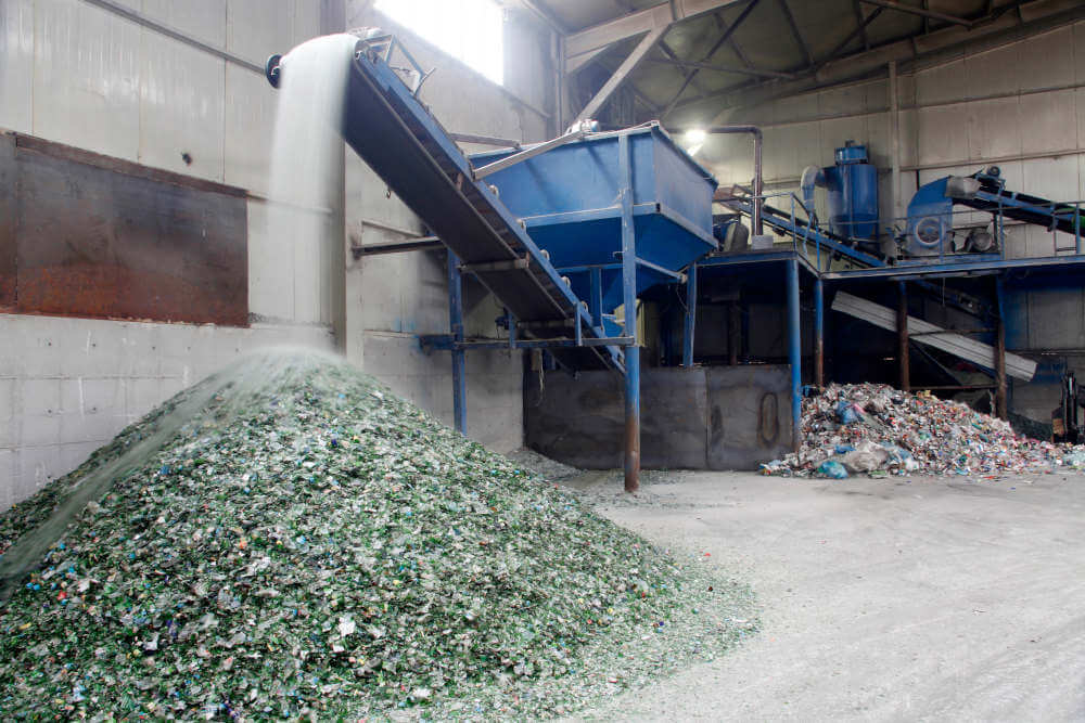 maquinaria de triturar vidrio en una planta de reciclaje